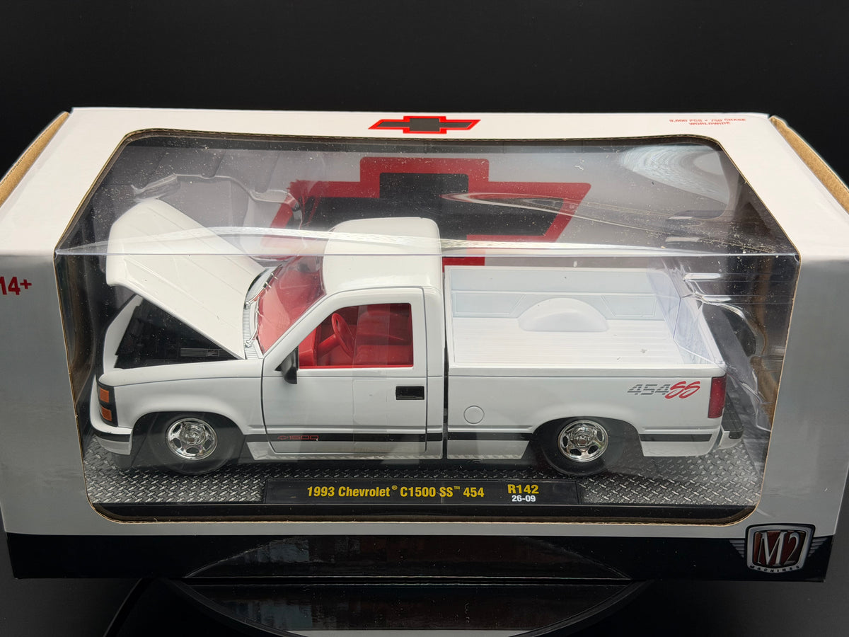 M2 Machines 1993 Chevrolet C1500 SS 454 – White – R142 – 1:24 Diecast